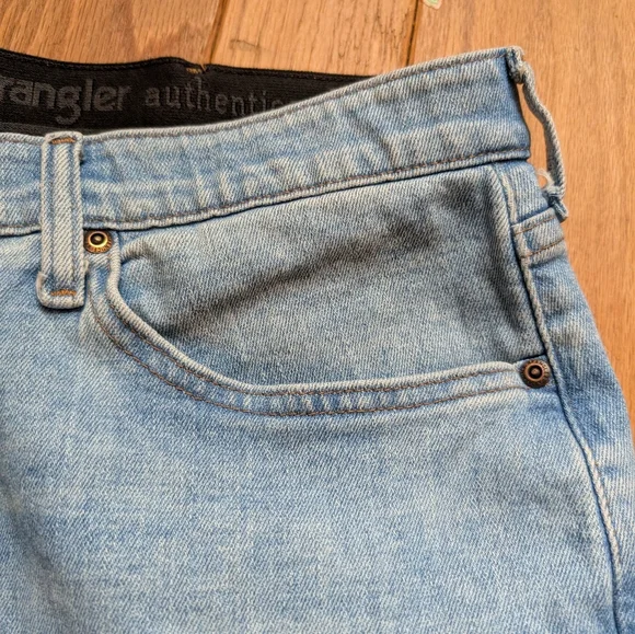 Men's Wrangler Medium Wash Straight Leg Denim Jeans Size 38x36 - Picture 4 of 4